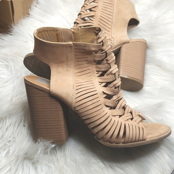 DV Dolce Vita Alyson Ankle Booties Heels Peep Toe Tan 10 - Picture 11 of 14